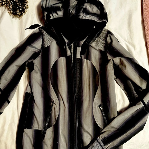 Lulu That’s the Run track and field jacket - Picture 2 of 2